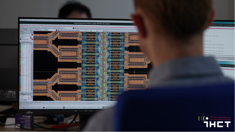 Bild eines Chip Designs auf einem Monitor