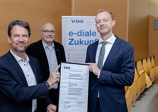 Dr.-Ing. Ralf Berker, Sprecher der VDE Landesvertretung NRW übergibt die Urkunde an Dr.-Ing. Philipp Hillger 